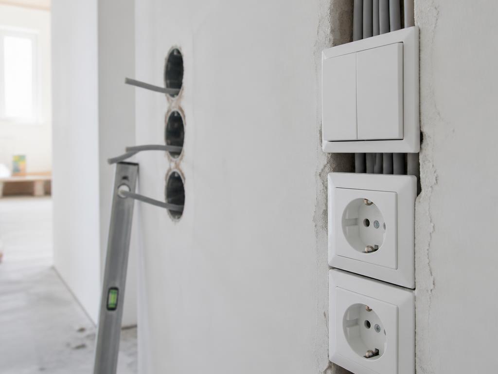 Neue Steckdosen und Leitungen bei der Elektroinstallation